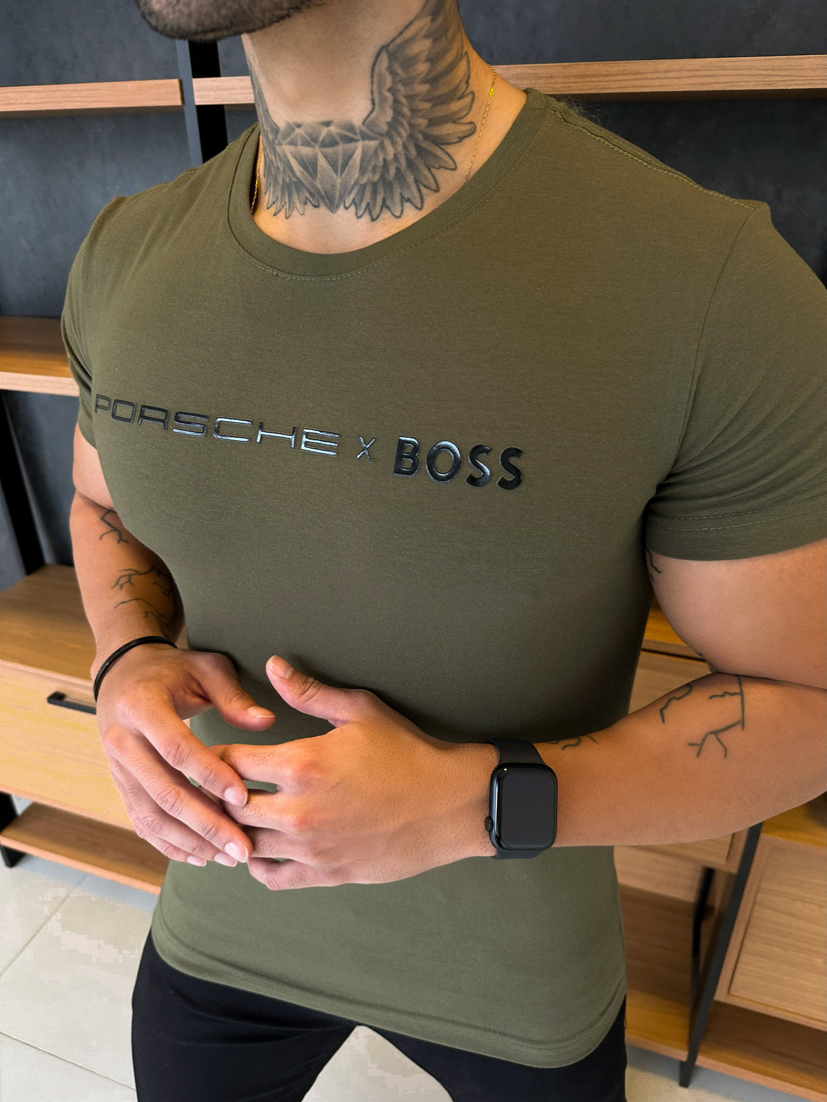 Camiseta Hugo B. x Porsc Verde Militar