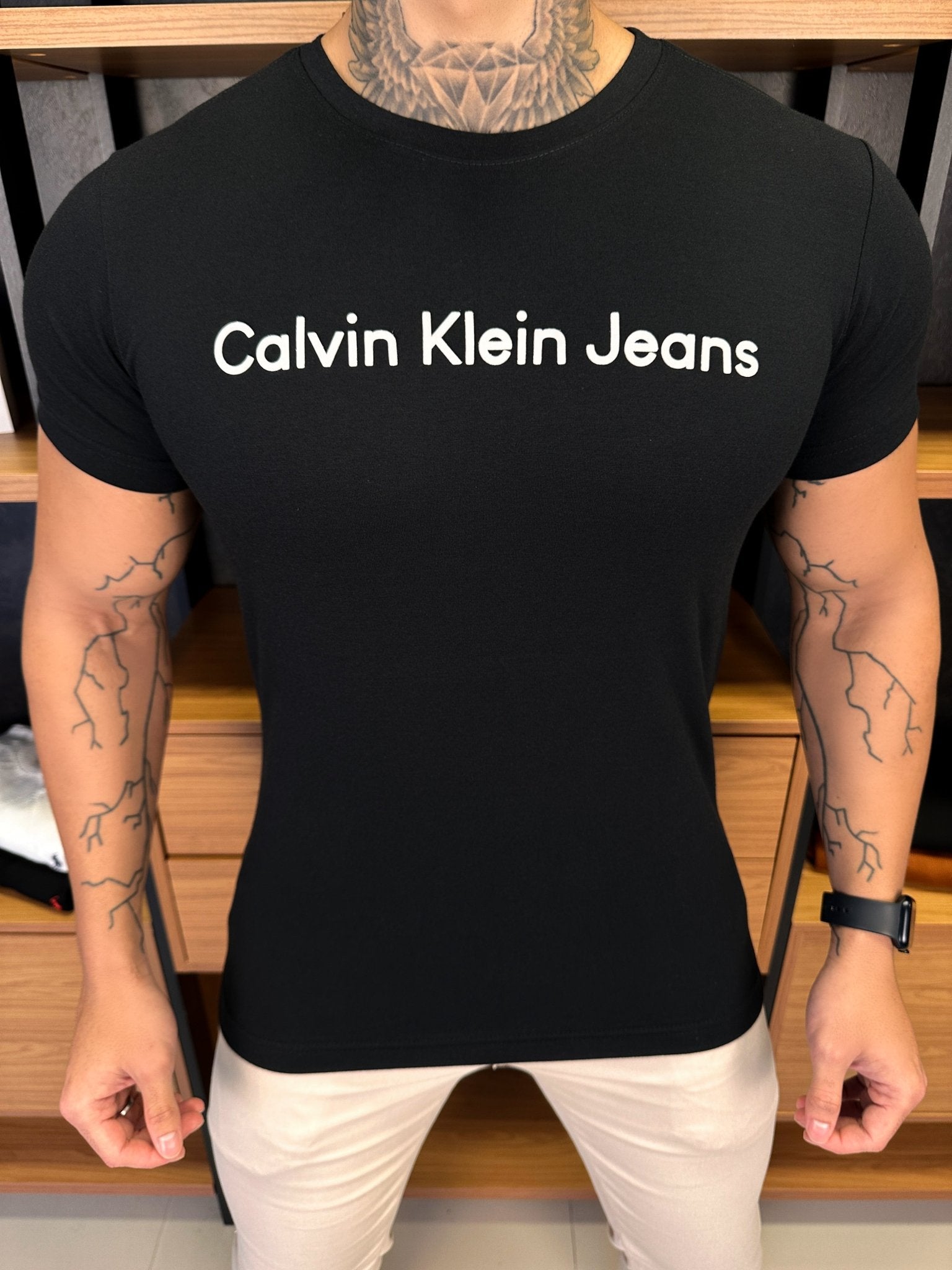 Camiseta Calvin K. Escrita Central Preta