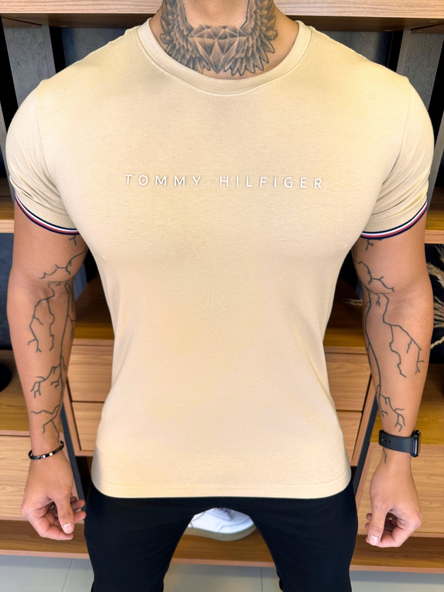 Camiseta Tommy H. Bege Detalhe Manga