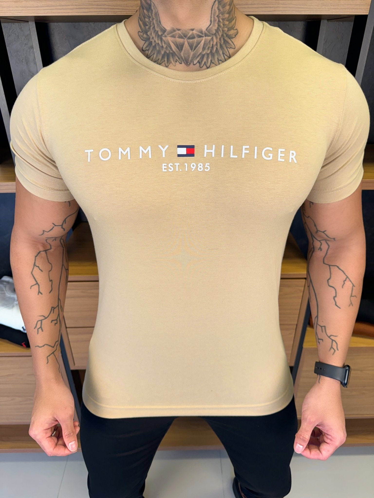 Camiseta Tommy H. Bege Escrita Central