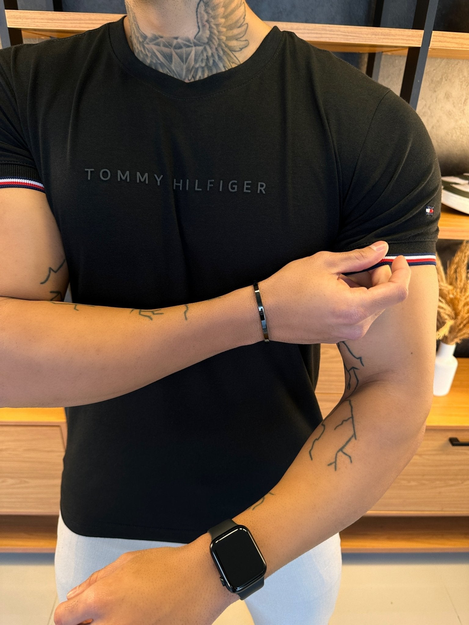 Camiseta Tommy H. Preta Detalhe Manga