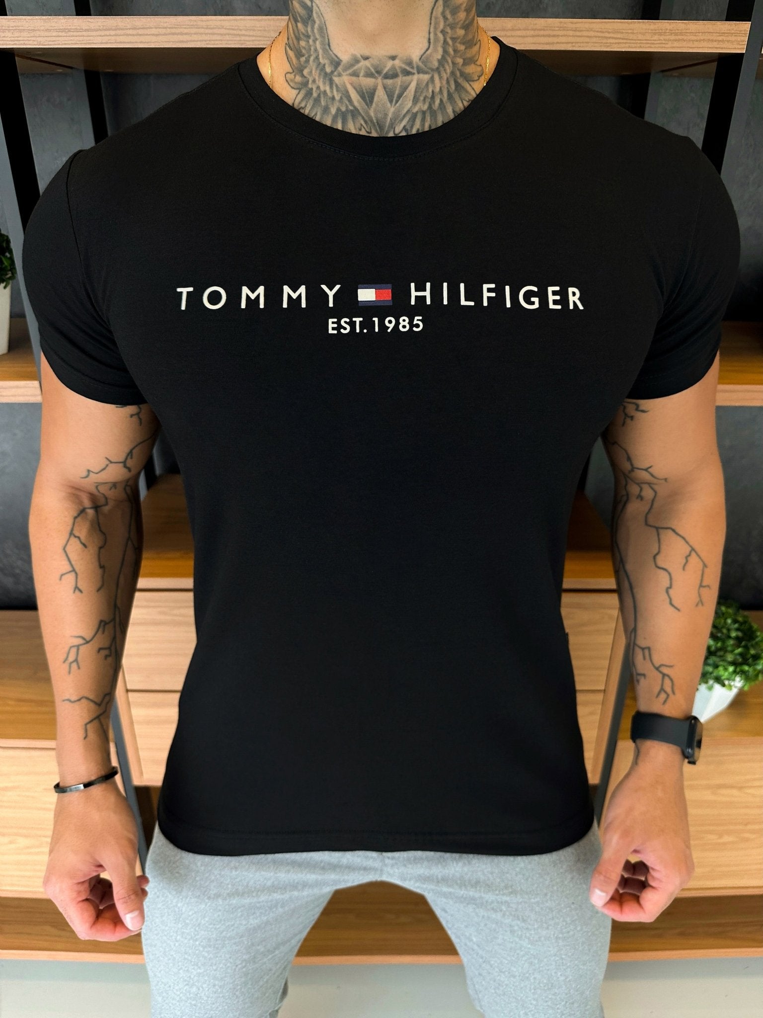 Camiseta Tommy H. Preta Escrita Central